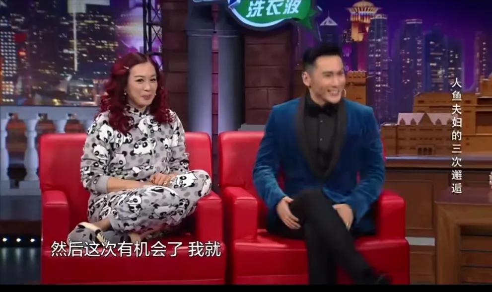 钟丽缇跟丈夫张伦硕上金星的节目，钟丽缇穿着家居服，棉拖鞋，松弛感很足，竟然连脚带