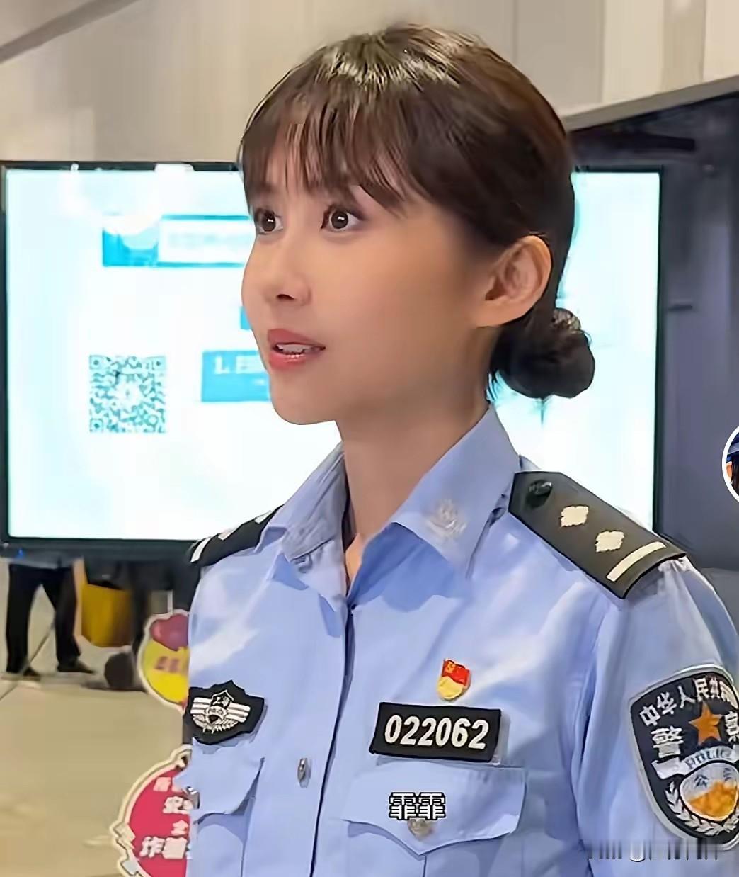 警服版“邱淑贞”，简直一个模子！
    近日，上海街头一位执勤女警被路人抓拍，