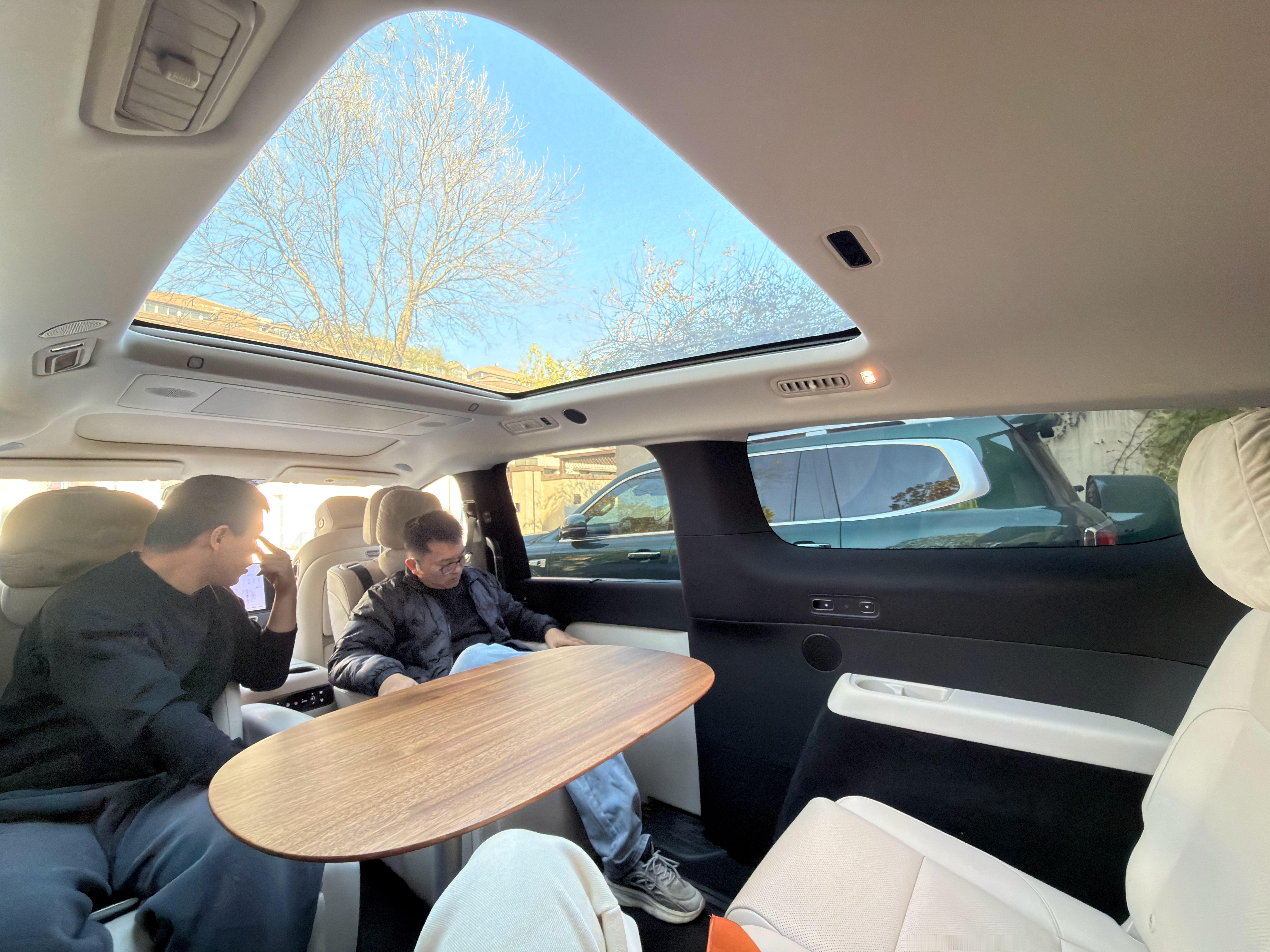 其实已经很多朋友建议我开播客了问一下大家哈大家想听什么类型的内容呢？邀请什么类型