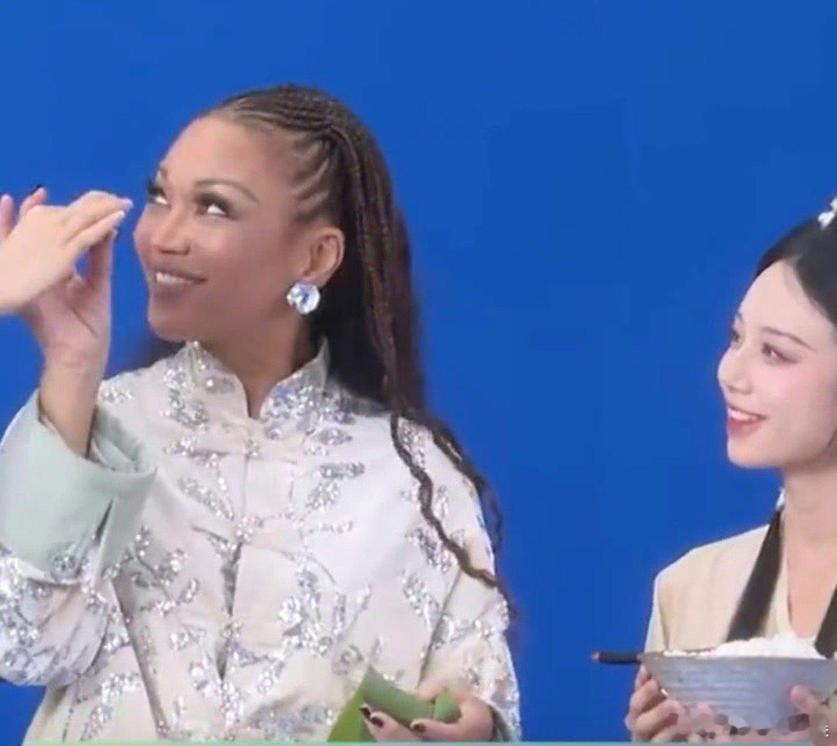 #香缇莫穿新中式汉服#感觉香缇莫还是非常尊重和喜爱中国文化的，相信这次来中国参加