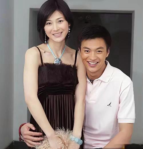15年前，童蕾为了600万的劳斯莱斯，甩了开桑塔纳的周一围！ 