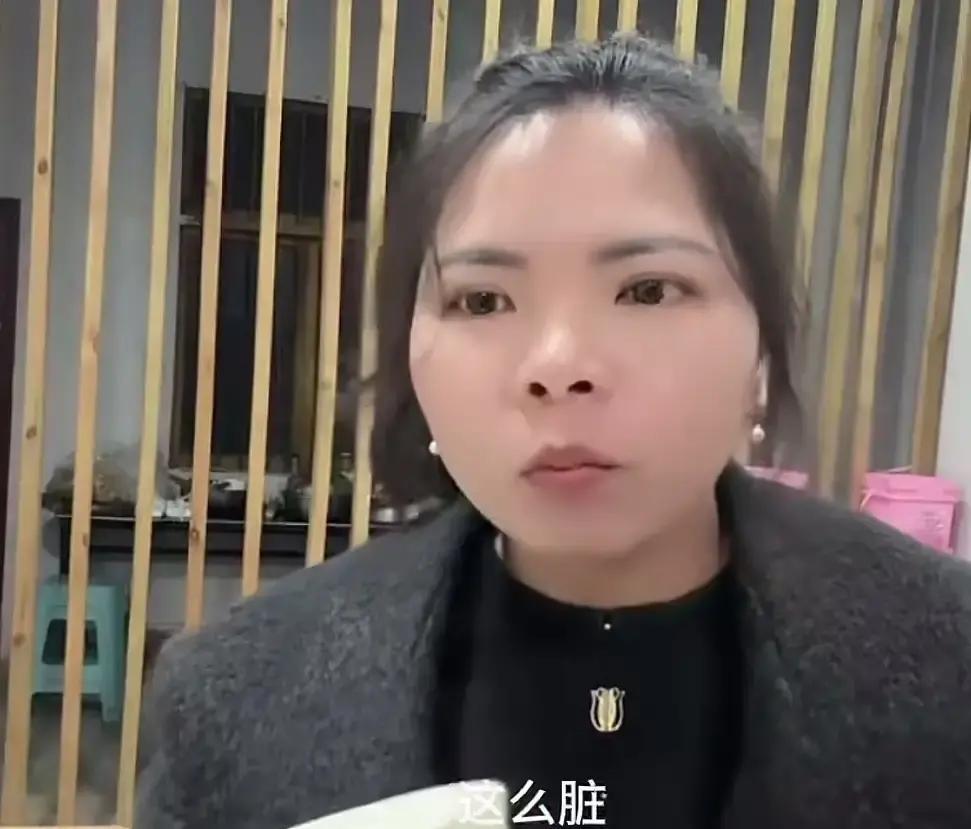 英子刚在老家摆完刨猪汤，锅碗还没凉透就带娃杀回城里，当晚直播带货。
镜头里堆满腊