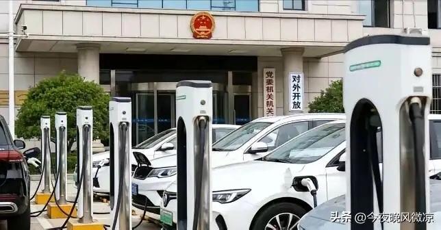 这次是真的下了"死命令”，没有任何讨价还价的余地。

党政机关、公立学校、医院，