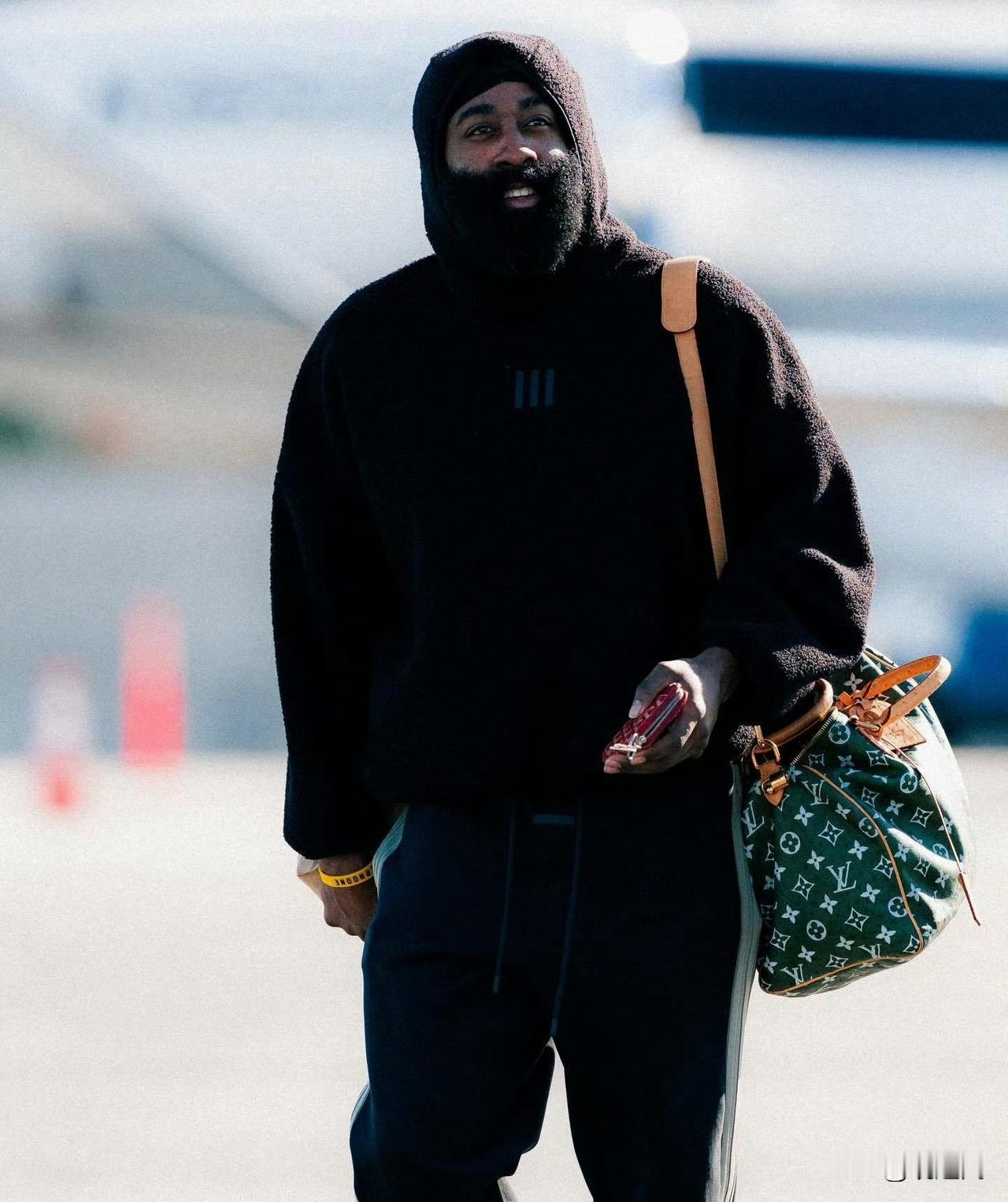 今天快船全队出发盐湖城，
开启三连客！明天伦纳德和邓恩均可出战。
爵士队官宣马尔