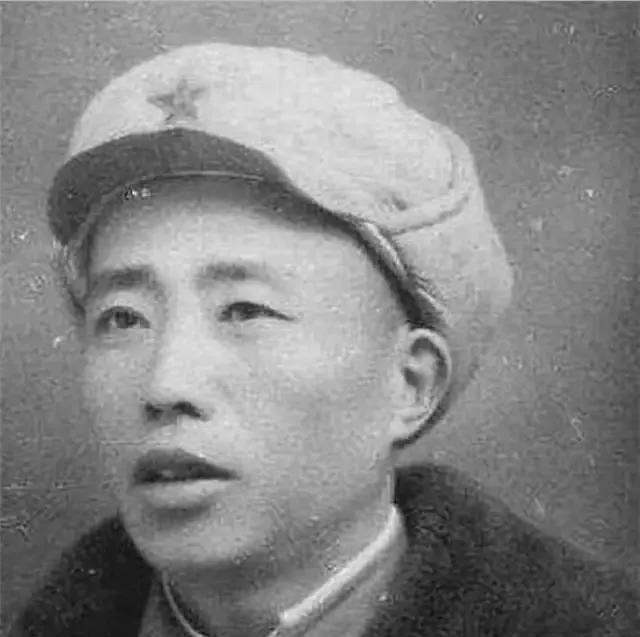 1952年，一位开国少将离家20年，终于可以回家探亲，然而，他刚进门，就被母亲狠