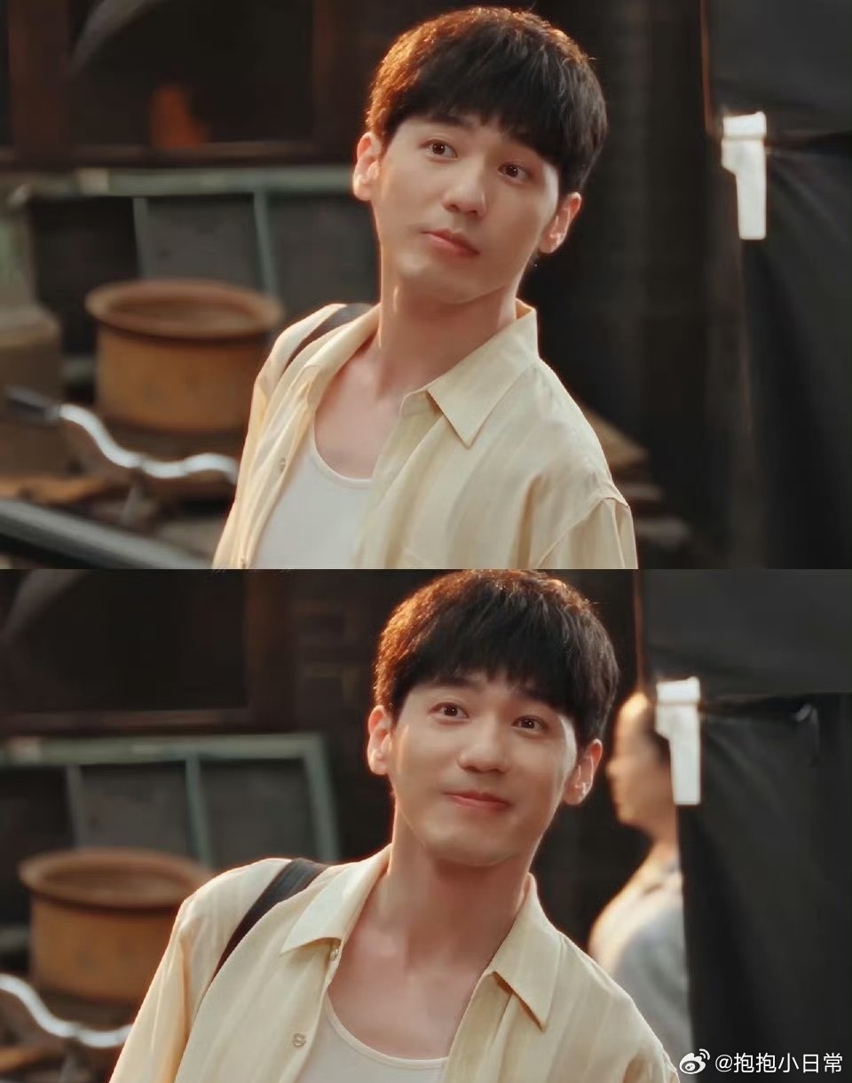 白宇有年下感的年上男 白宇真的是钓系天花板！他拍海报时对着镜头眨眼睛的样子，连摄