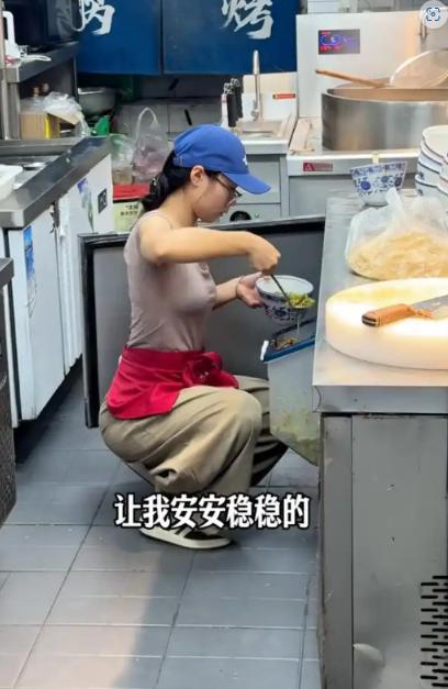 这个女孩彻底火了！18岁女孩暑假打工两月，结账时老板却硬塞给她一万块，直言：可惜