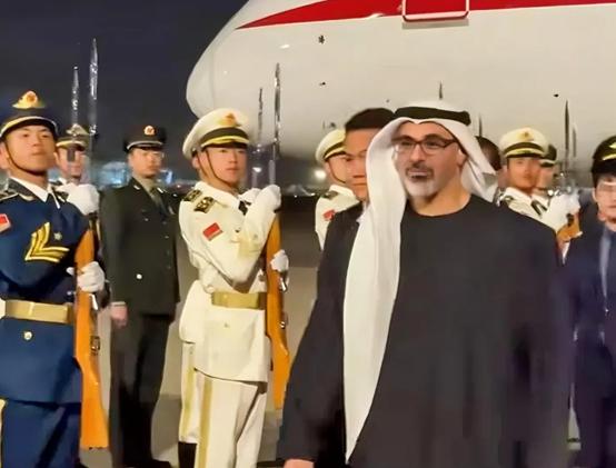 巴基斯坦的“枭龙”前脚进驻沙特，阿联酋王储后脚就来了北京，不得不说，同为中东王爷