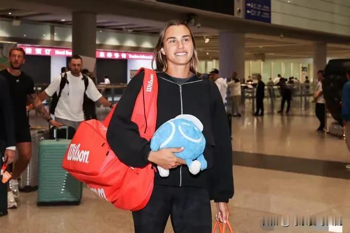 谣言不攻自破，萨巴伦卡已经抵达北京，准备参加9月23日开始的中国网球公开赛！此前