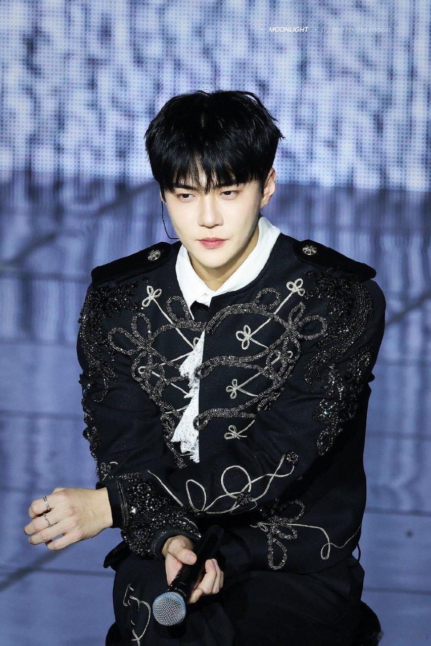 不知道 吴世勋的身材很曼妙 吴世勋粉丝从不让人失望！把专属梗教给欧巴，签售现场欢