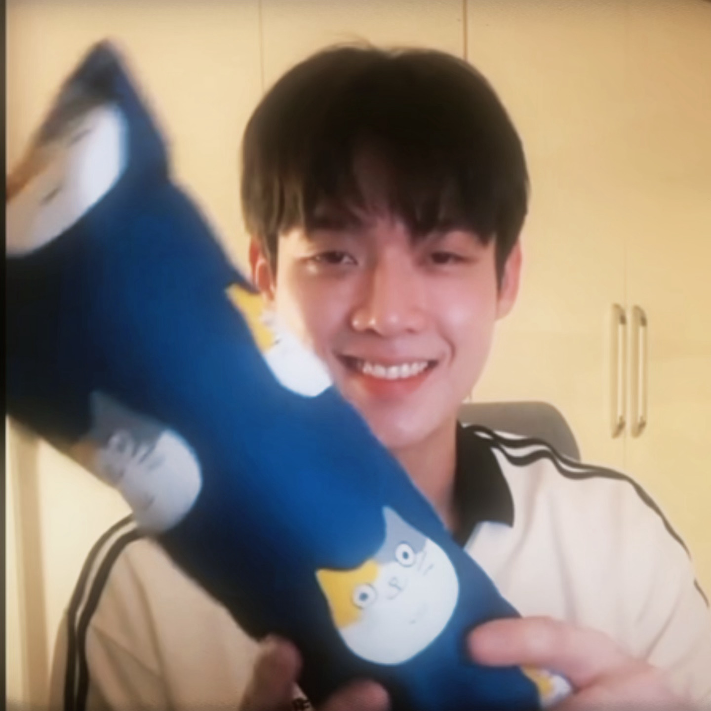 他的睫毛 弯的嘴角 无预警的对我笑- 金允植 ​​​