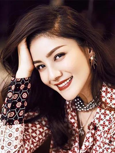 演员，范志博说:胡可是一个特别理性，育儿理念不断升级的妈妈，安吉两岁的时候，因为