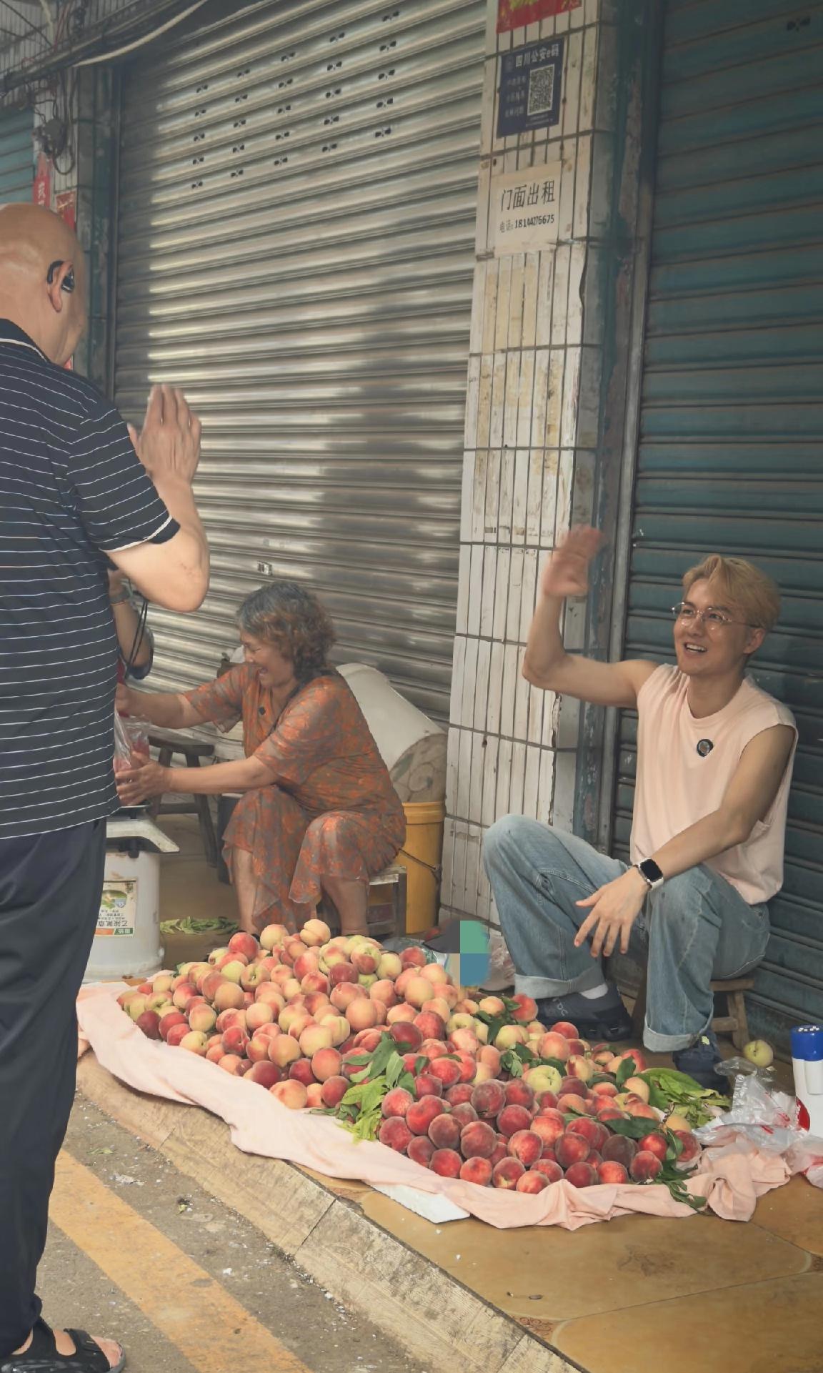 谁曾想，这个卖桃子的人居然是连何超莲都“得不到的男人”。
拿着喇叭穿着背心坐在门