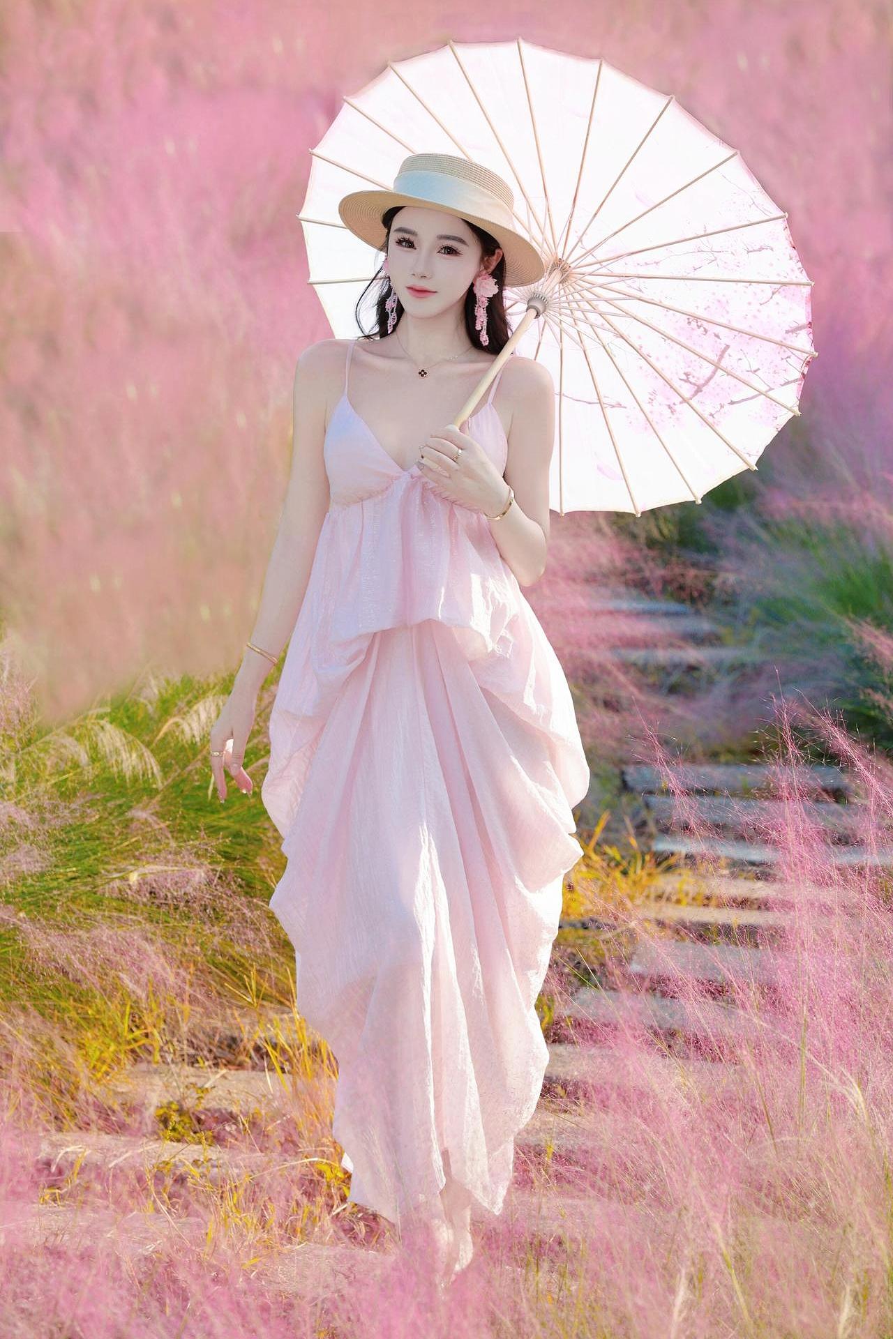 上联：粉海披纱，佳人浅笑融秋韵
下联：花团抱臂，竹扇轻摇动客心
对联 对对联飞花