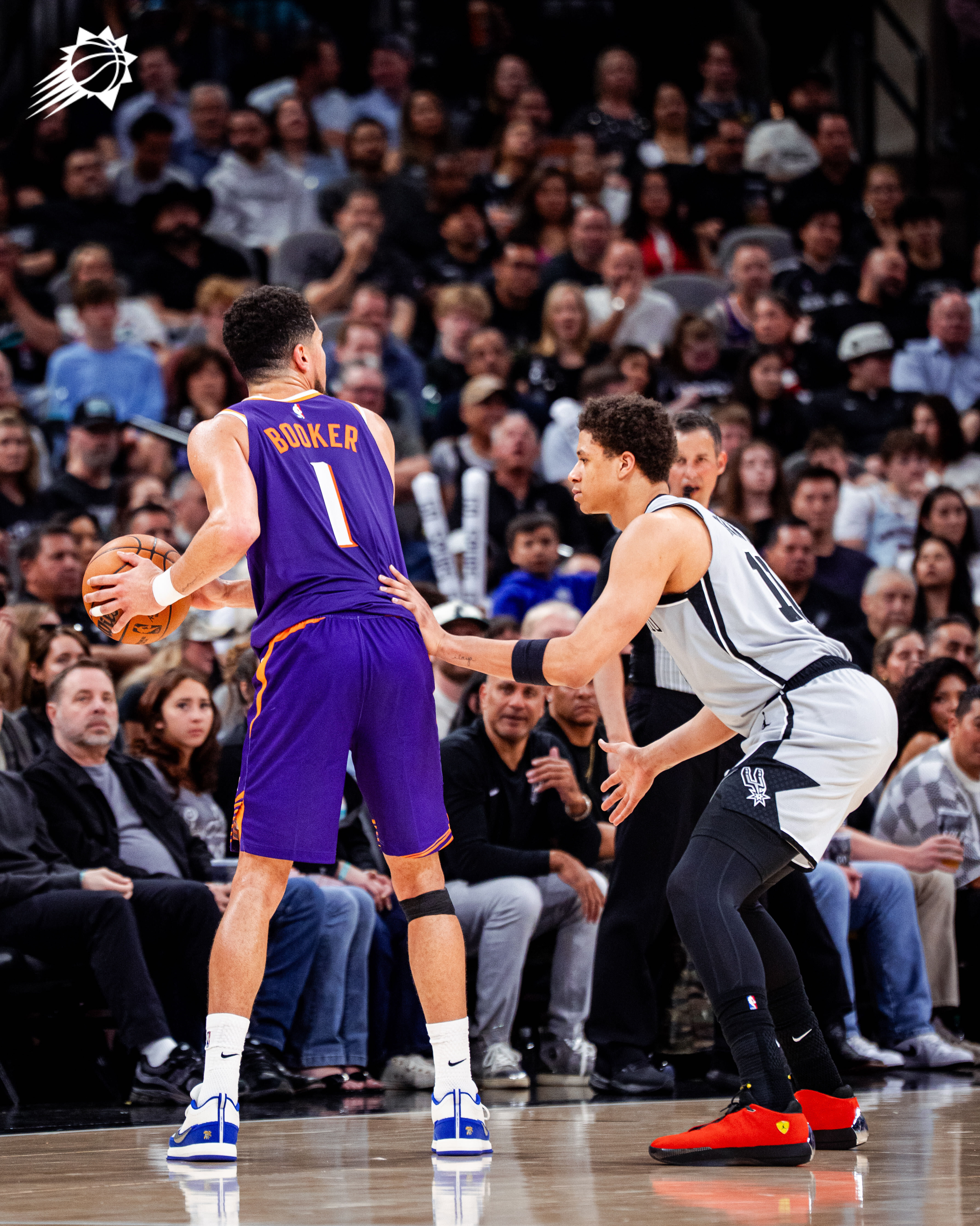 布克反跑上篮得手 💨目前比分：太阳 93-85 马刺菲尼克斯太阳 ｜旭日东升 