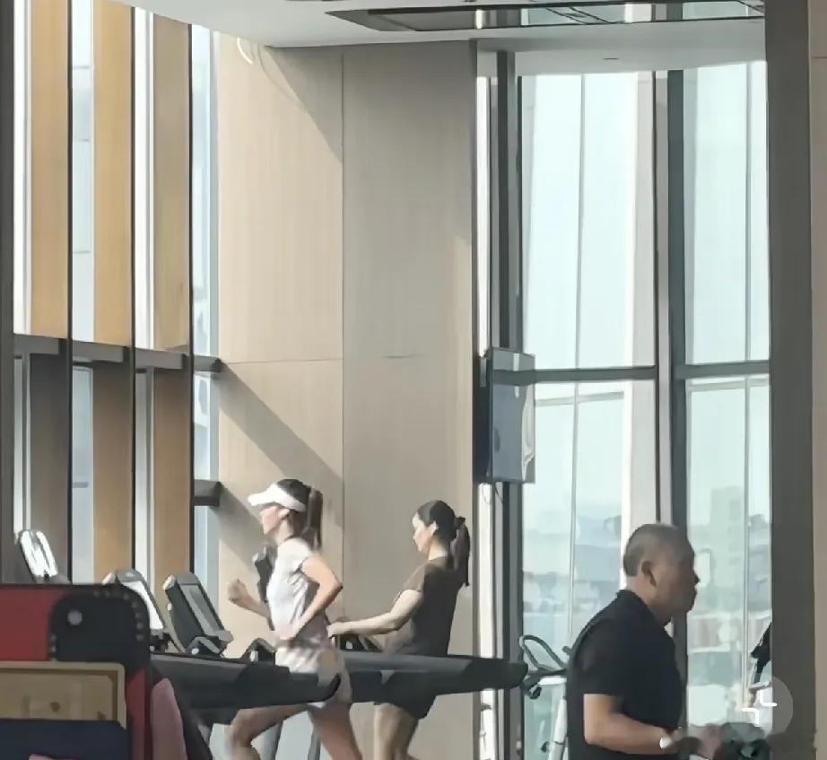 谷爱凌在北京的洲际酒店健身房跑步机跑步，她跑得好快，像拍广告一样，旁边的小姐姐选
