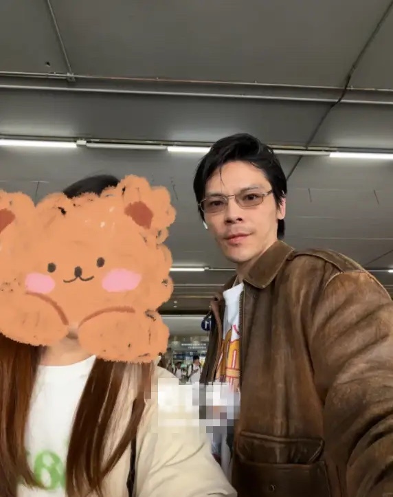 北京偶遇向佐，女粉丝主动上前打招呼，得知粉丝看完了他接受易立竞4个小时的采访，没