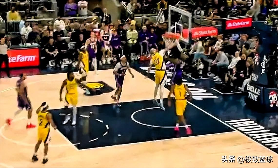 四旬老汉詹姆斯欺负人年轻人啊！在今日湖人对阵步行者的第一节比赛中，詹姆斯空切篮下