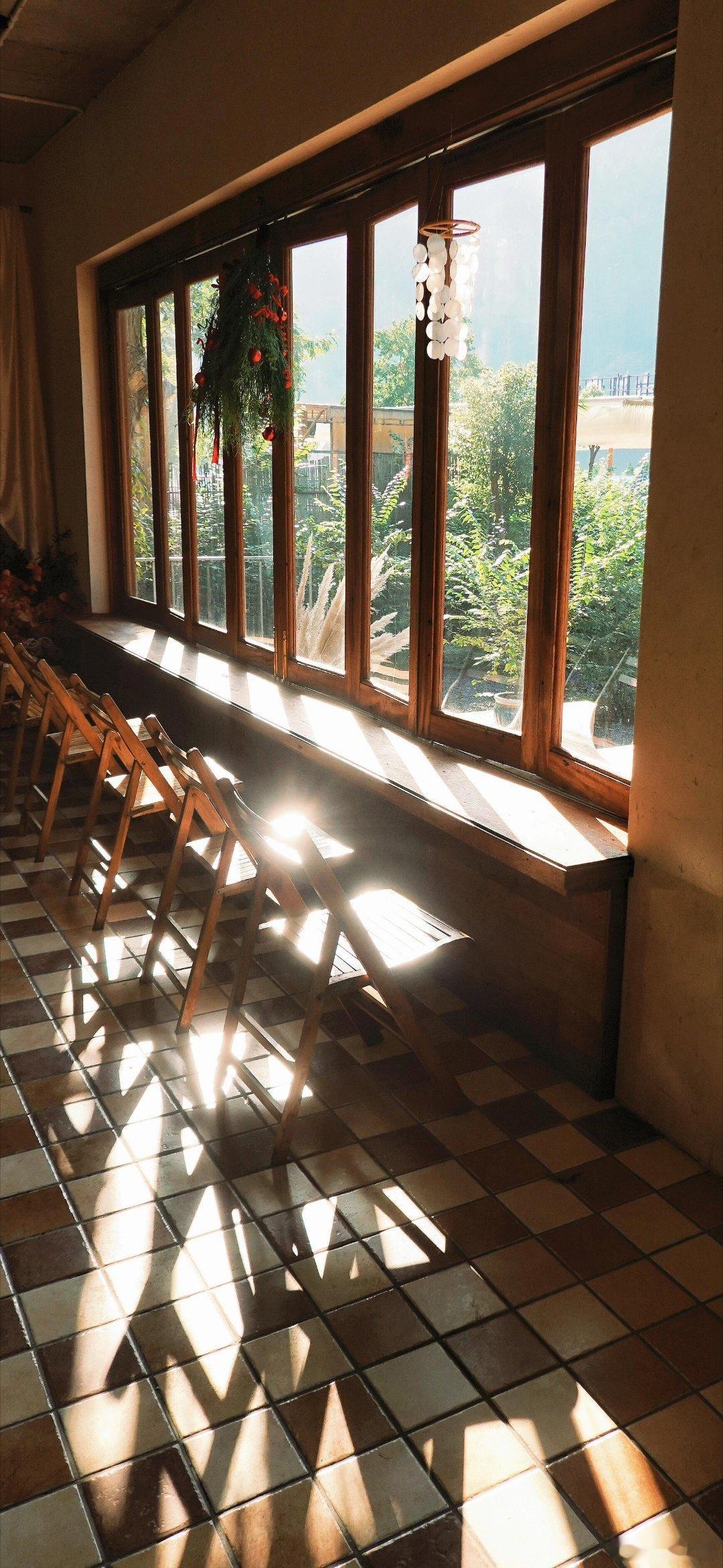 “你本身就是一个很好的人”不必困在他人的目光里，你的善良与坚韧。本就是与生俱来的