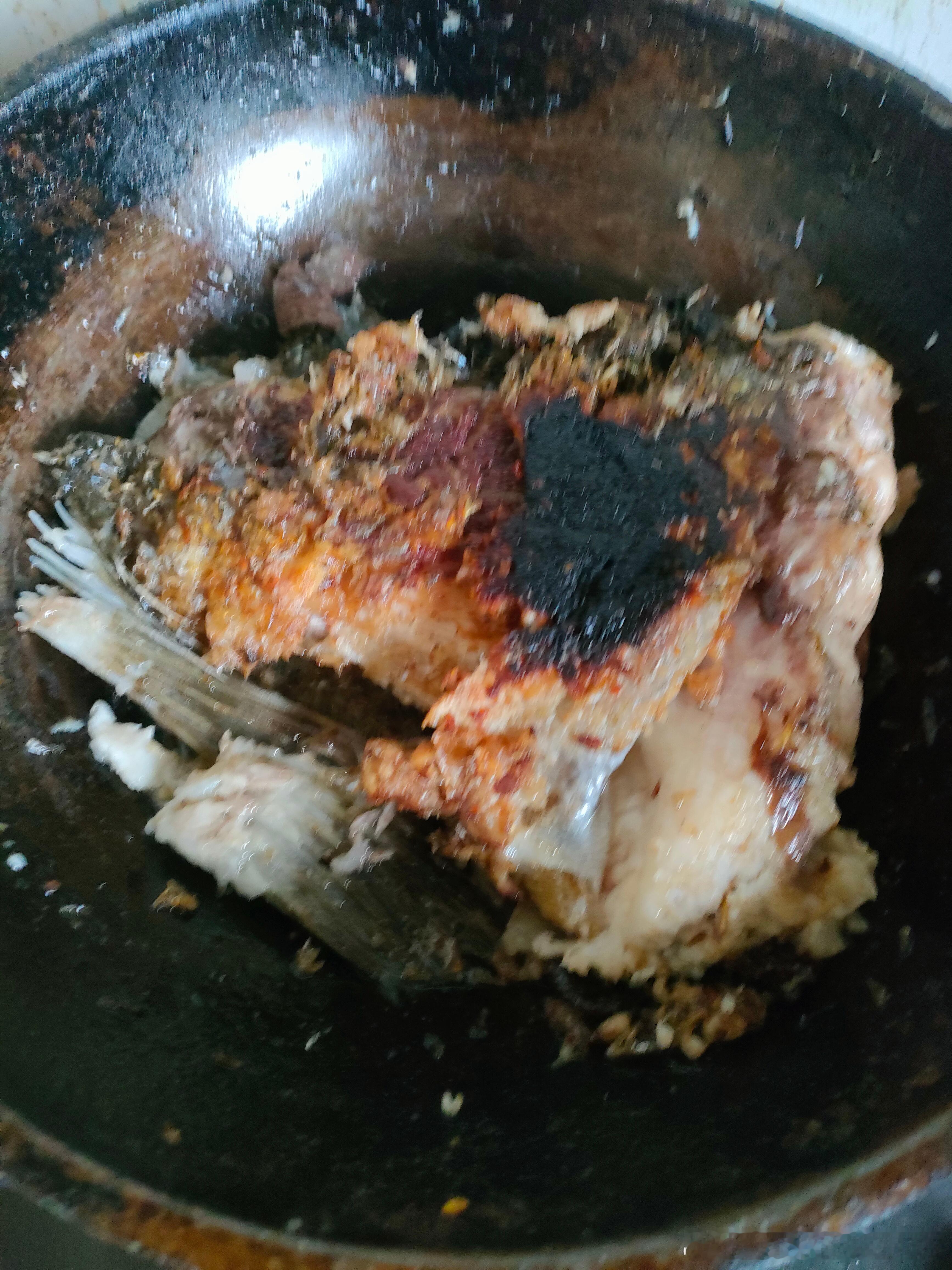 正在煎鱼，本来中午次的，这尼玛煎的喷香，焦黄酥脆的鱼皮，哪能留到中午干掉！一刻都