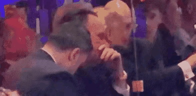 卡斯尔这个犯规不得了，他成功引起了特朗普的注意！
卡斯尔故技重施，像上次撞击亚历