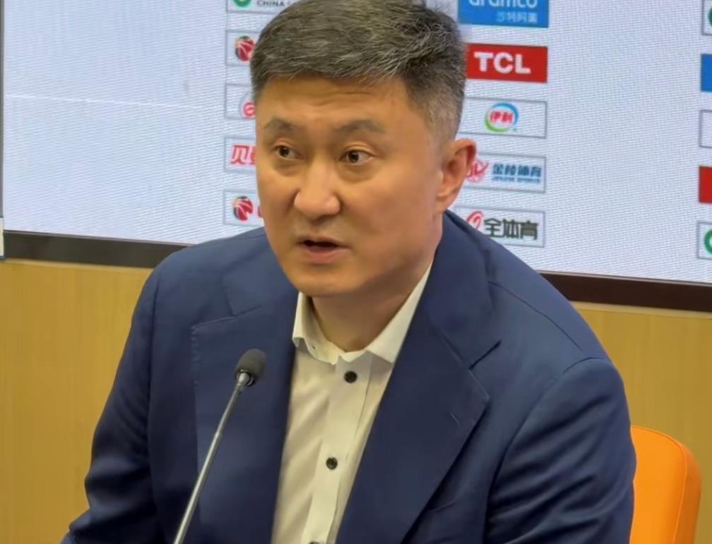 不得不说广东队主教练杜锋的命挺好的，昨晚被上海队四杀，加上最近的连续输球，杜锋面