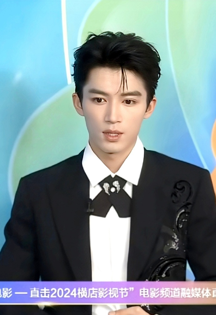 #央视直播下的王星越#  央视直播下的王星越真的也是帅的轻轻松松的呀，能够扛住央