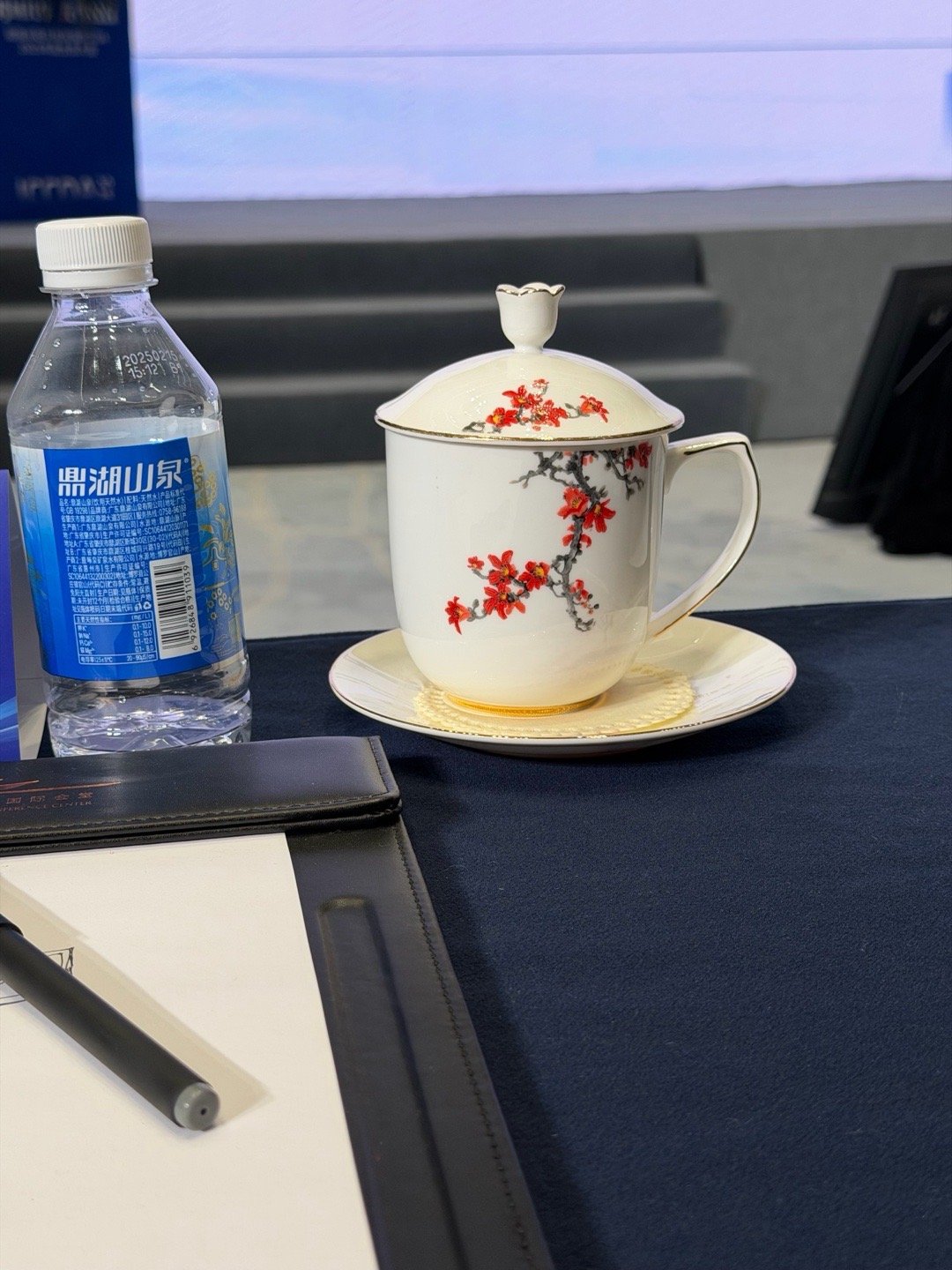 大周末在出差开会，全是老登搞学术你得上强度搞实践啊 