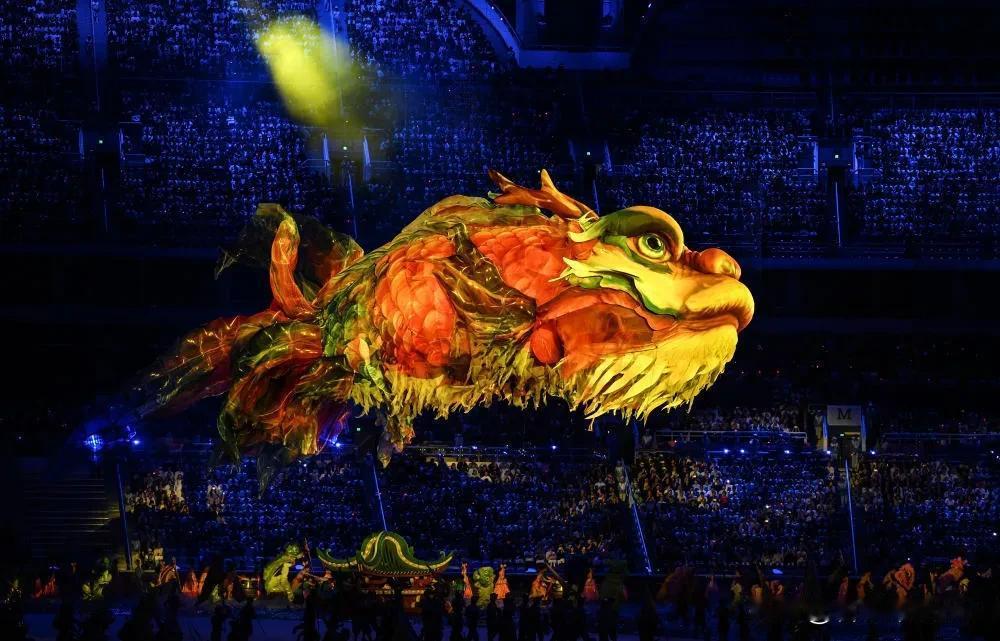 我老公说，难怪广东人发大财，昨晚的开幕式全运会约3500名演员演出，而舞台的水是