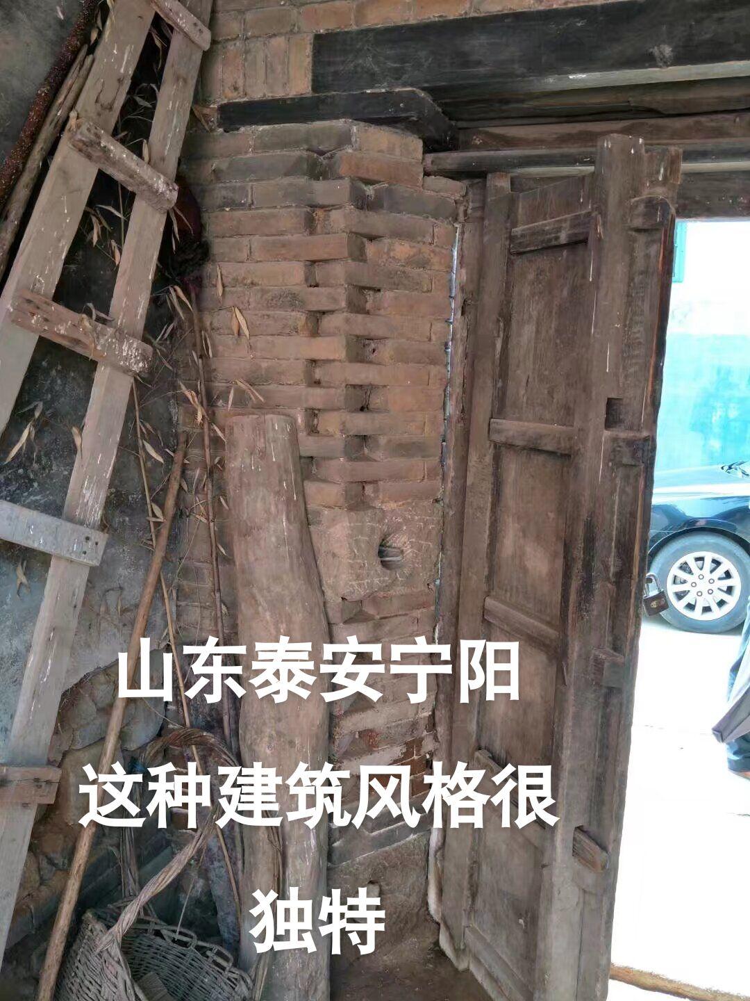 门后的砖墙为啥会采用这种风格？坚固？美观？求解答。