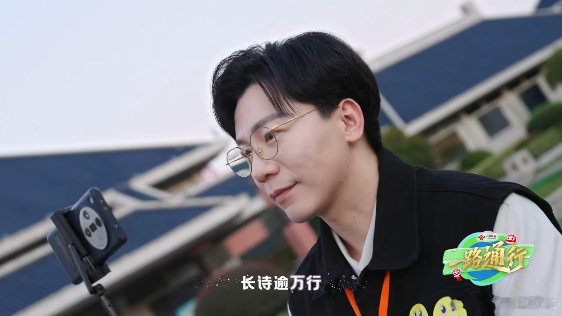 一路通行 这种充满未来感的文化体验方式也是别有一番滋味，特别是一场科技与人文的试