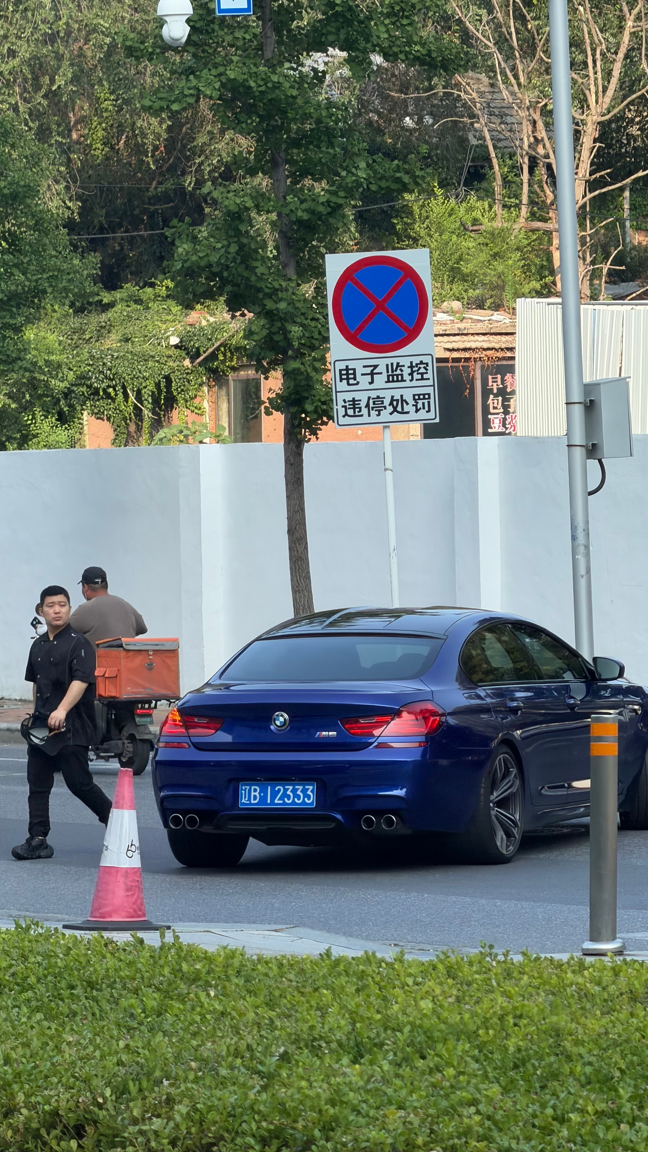 一台车况极品的老车再配个顺眼的车牌号真赏心悦目 