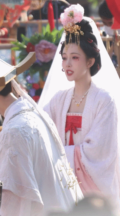 1月7日，3年了，陪孟子义逛街，跟在孟子义身后付钱买单的人，还是李昀锐！
《尚公