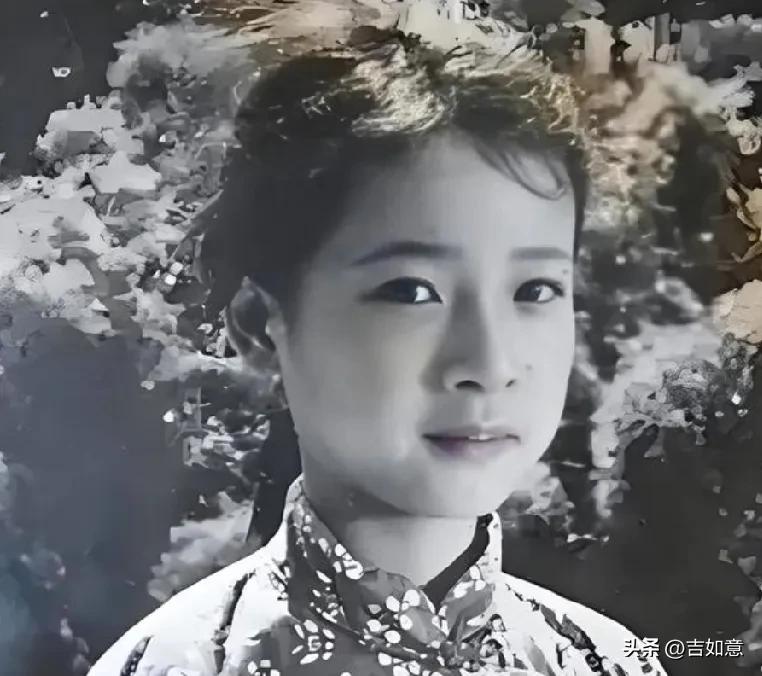 看到这张精美的老照片，回忆如潮水般瞬间涌上心头，这是陈小艺小时候的照片。
当年，