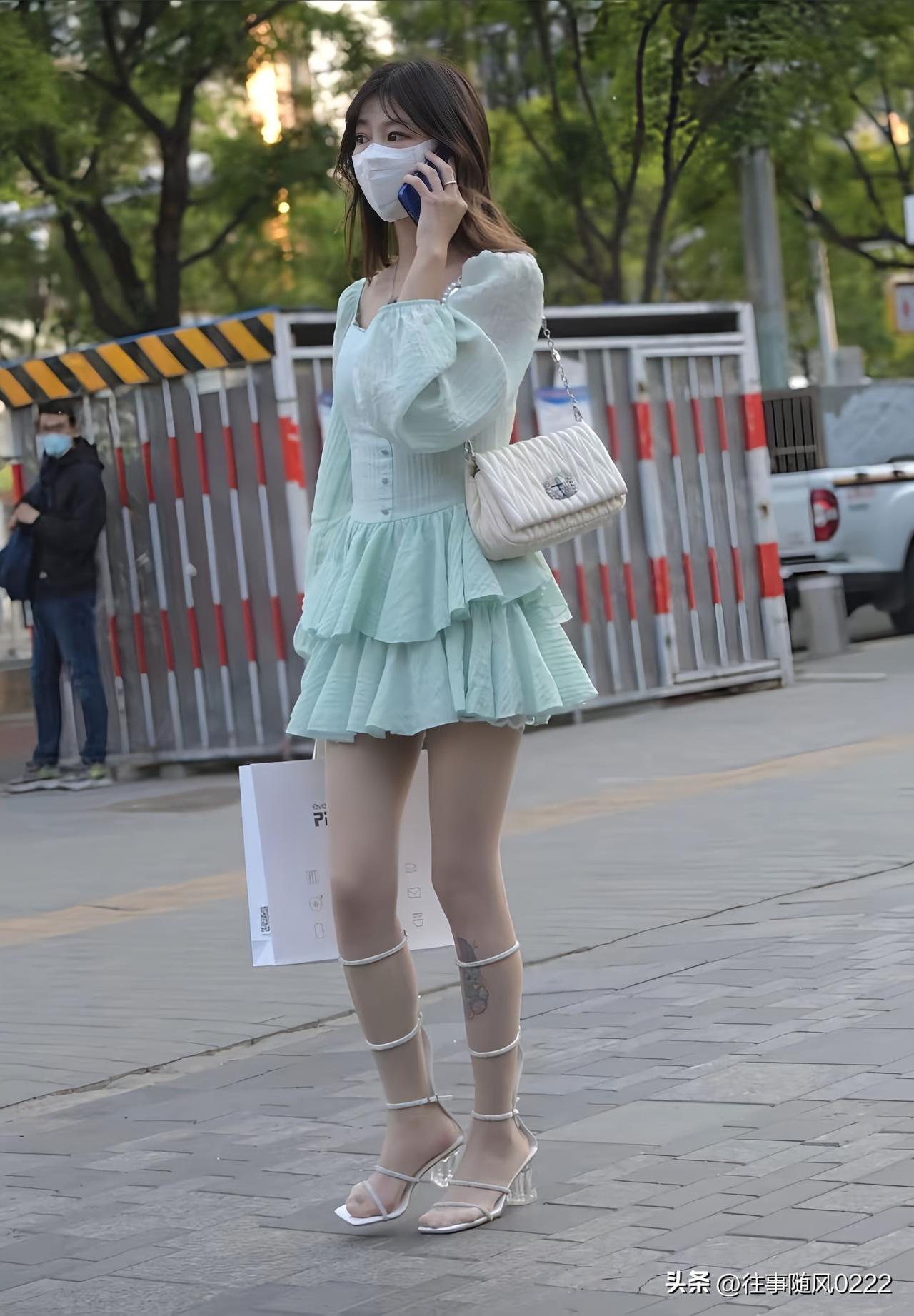 青衫薄，步履轻，话声柔