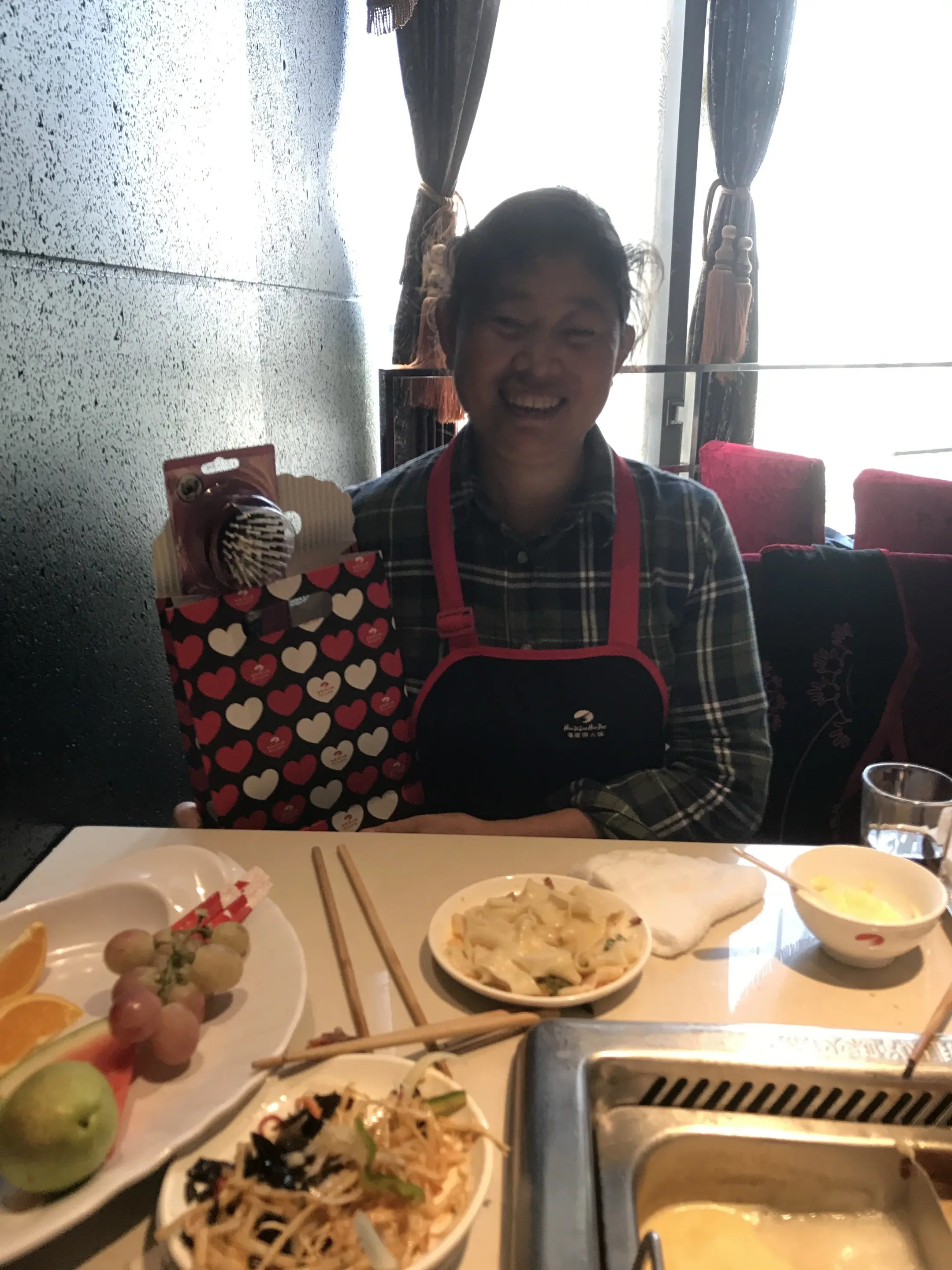 海底捞火锅。    儿子请我吃海底捞火锅