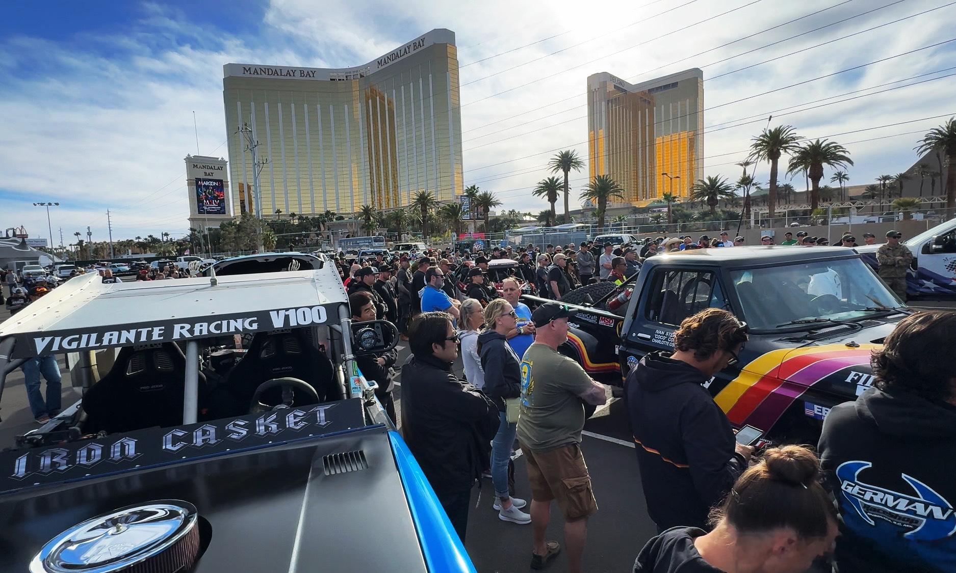 今天太难忘了！拉斯维加斯主街全部封路，警车开道，我把自己塞进Buggy，然后40