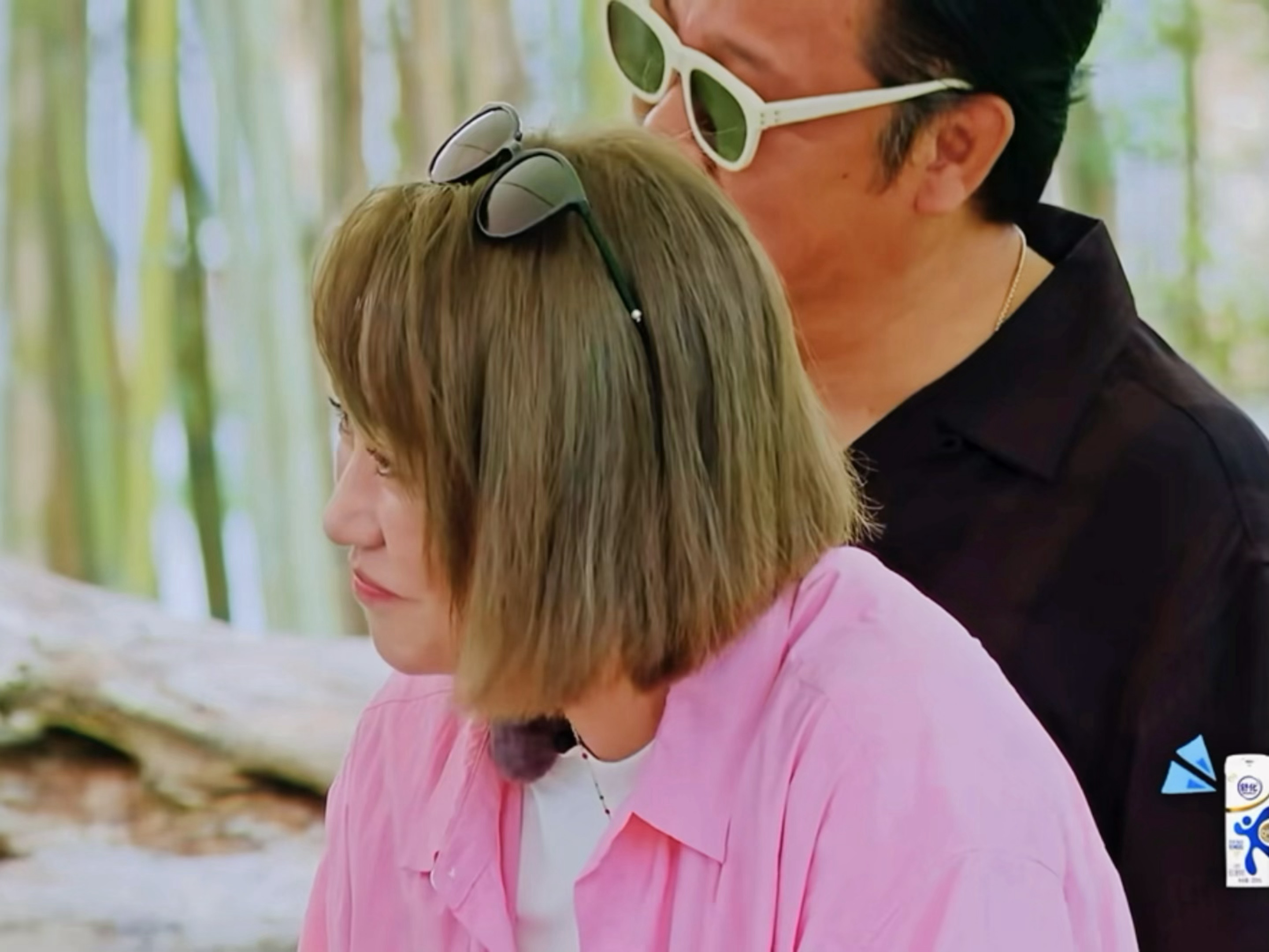 妹宝每次看见哥哥臭屁就会这样萌萌地笑！ 