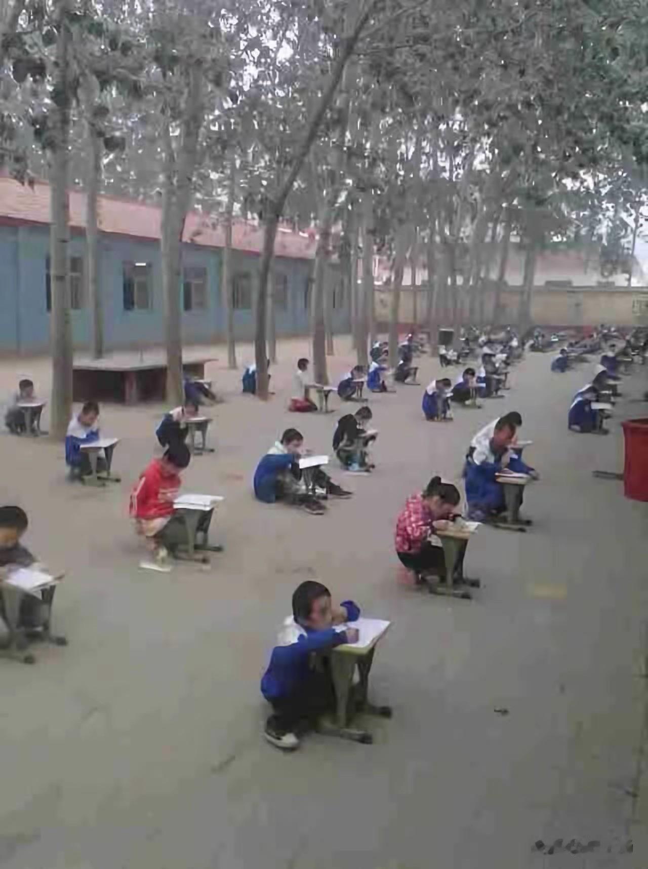 露天考试，好熟悉的场面，早逝的李心关老师又若现眼前……

每当看到这张露天考试的