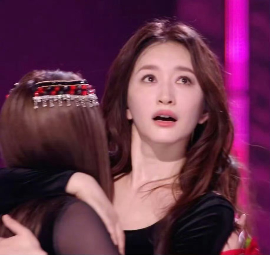 李小冉看到自己票数，第一反应是说有黑幕哈哈哈…我想起她说自己北舞整天摆烂，但老师