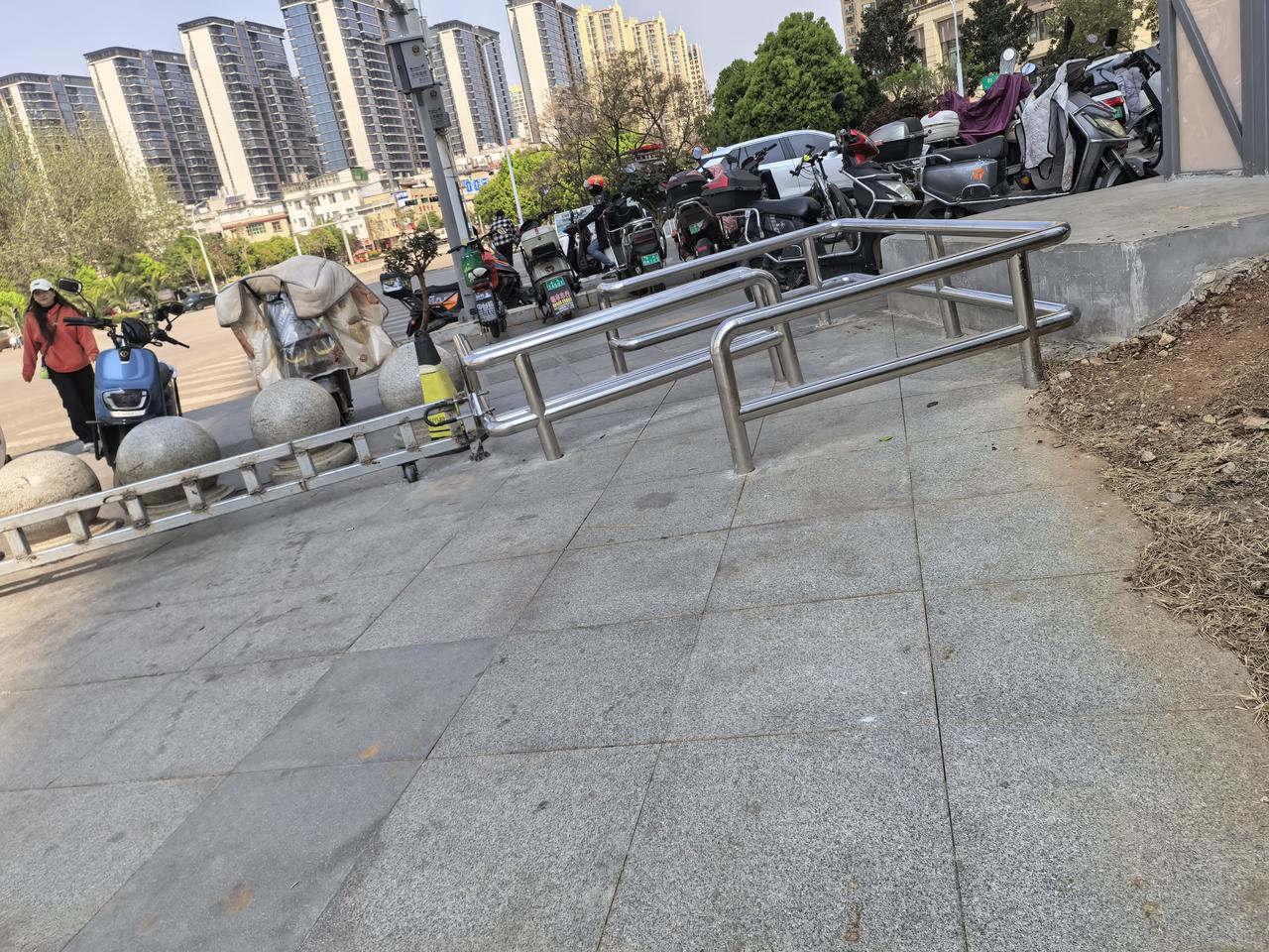 对商圈，地铁站附近出入口，人流多的地方。设置这种装置，个人觉得没有错，为了防止电