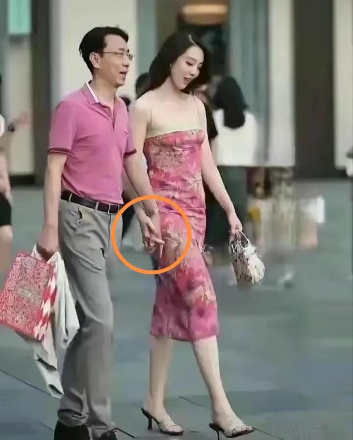 何谓牵手？
十指相扣
时代相同，意义不一般；
时代相同，情感不一样；
时代相同，