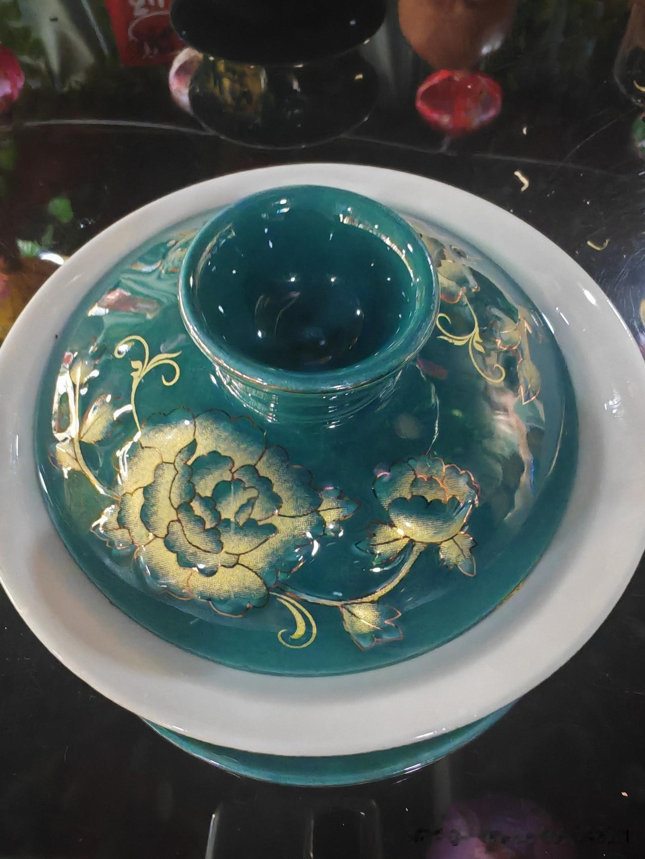 这两天读到的两篇素老三老师的文，许多人都看到素老三老师的文。

素老三说她现在有