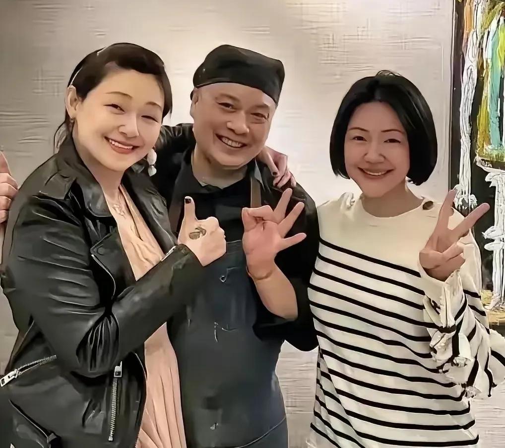 这是大S生前最后一张照片，别的没看出来，感觉那个指甲盖颜色不对劲，都48了还做这