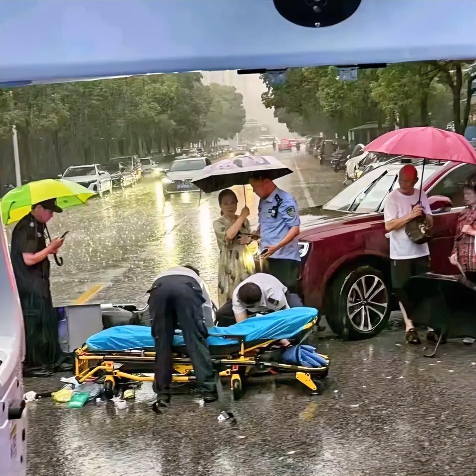 一场车祸的雨中抢救，看出了人分三六九等：
最高地位：家属，撑伞冷眼旁观；
中等地