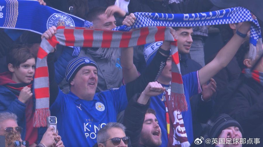 TNT：两名莱斯特城球迷专程赶到意大利观看瓦尔迪代表克雷莫纳出战的比赛，赛后还顺