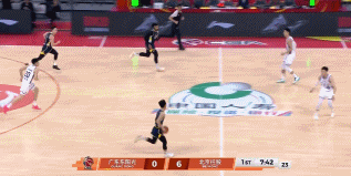 终于开张！胡明轩两冲筐无果 第三次硬刚打成 2+1 砍广东首分广东男篮vs北控男