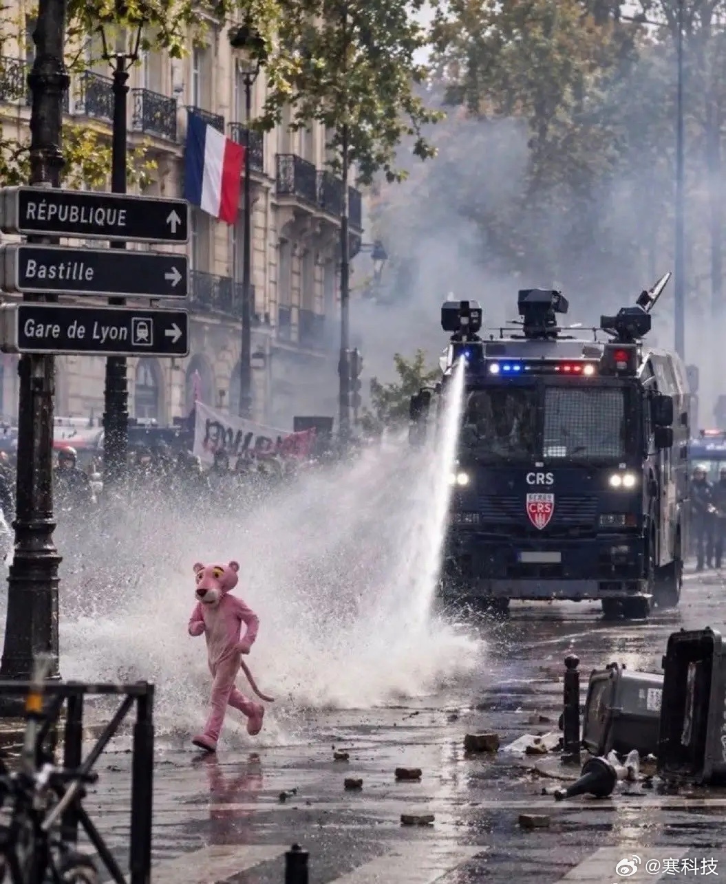 2026，法国泼水节，警察正在向一名身穿粉色狮子服饰的市民喷水。 ​​​