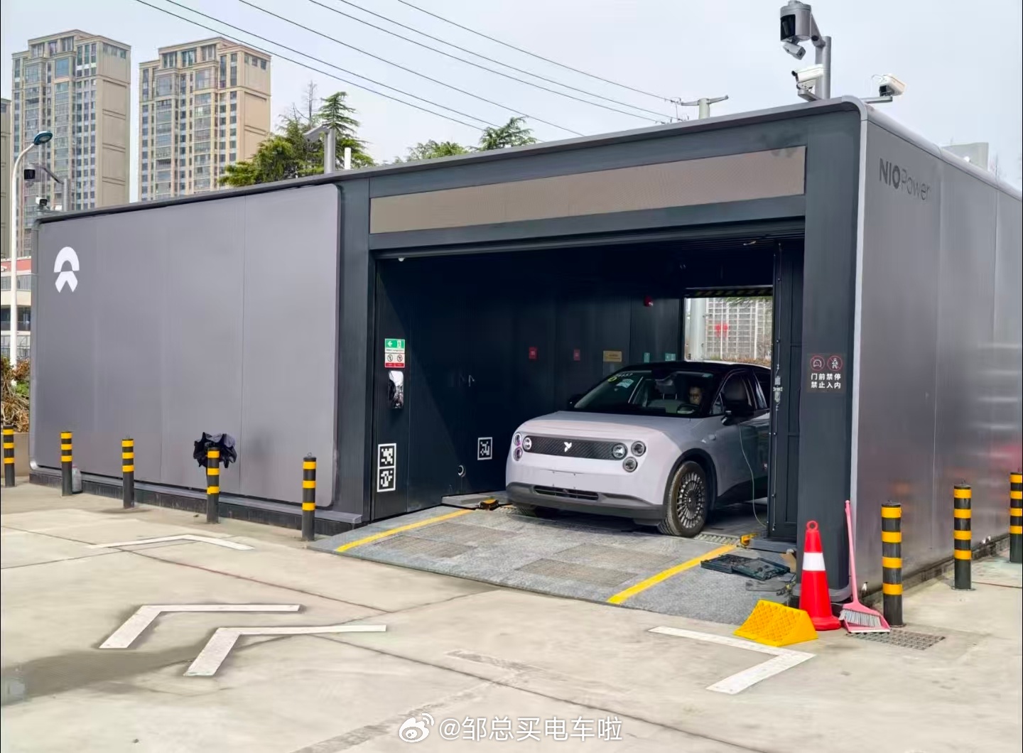 五代站外观好像和四代站差别不大。邹总买电车啦蔚来新能源汽车﻿ ﻿