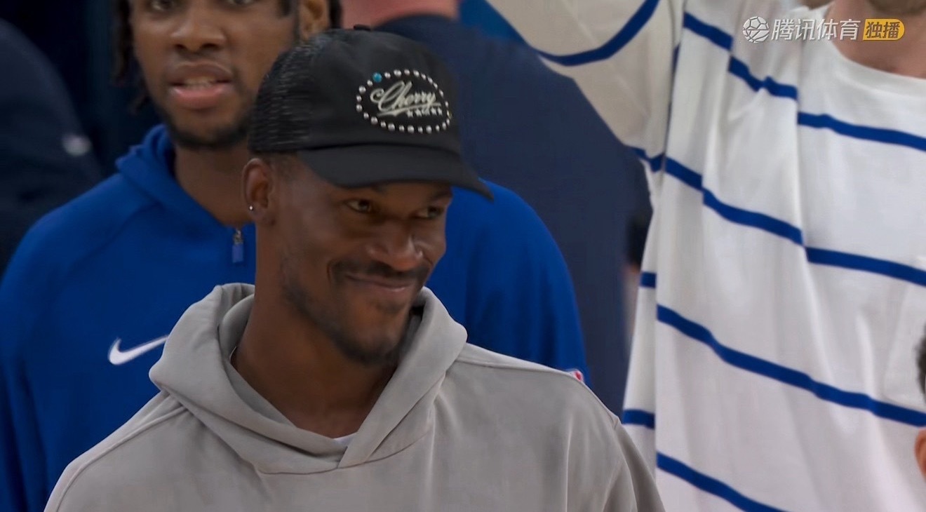 给巴特勒看爽了，连连点头！ 